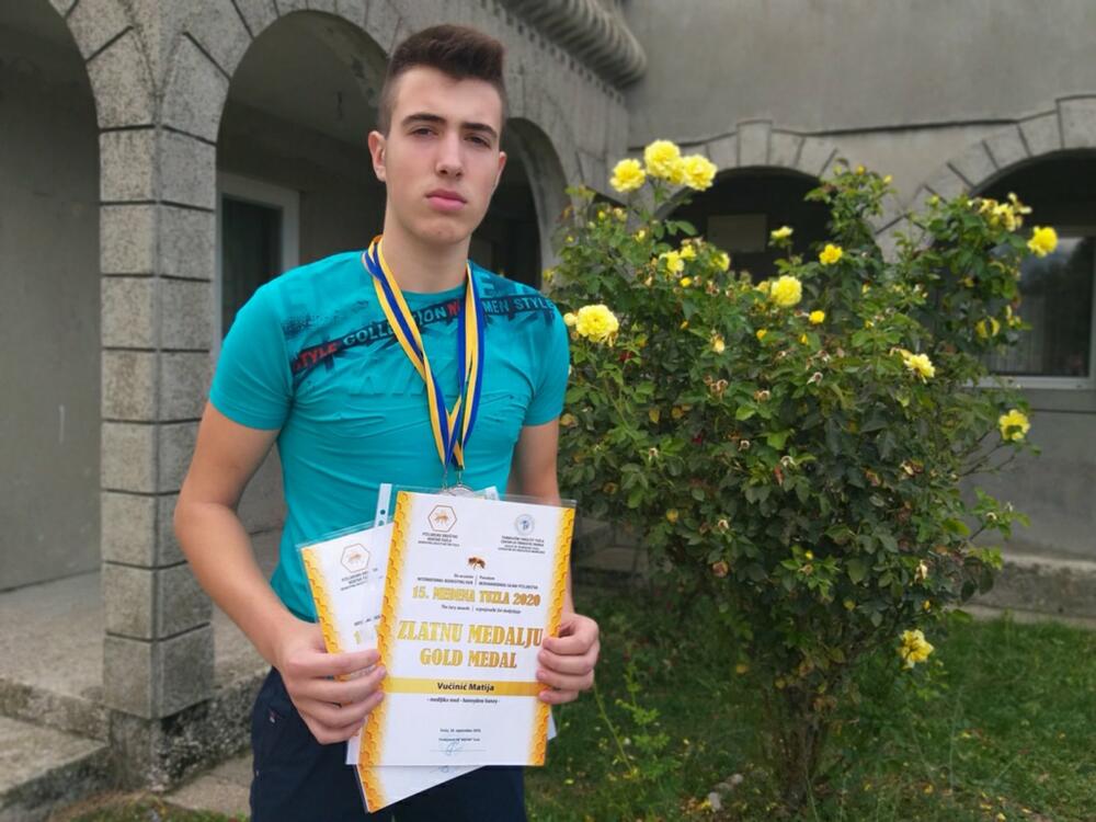 <p>“U Tuzli sam upoznao dosta velikih, iskusnih pčelara. I ja želim da jednog dana budem veliki pčelar i da mi se ljudi dive, kao što se ja divim njima. Učestvovalo je 237 učesnika iz 15 zemalja, sa tri kontinenta. Dvije zlatne medalje sam dobio za kvalitet meda koji se vrcao početkom jula i za drugo vrcanje, na Ilindan. To su moja prva priznanja u svijetu pčelarstva”, kaže mladi pčelar i nada se da će uskoro biti još takmičenja na kojima će moći da se pokaže i dokaže</p>