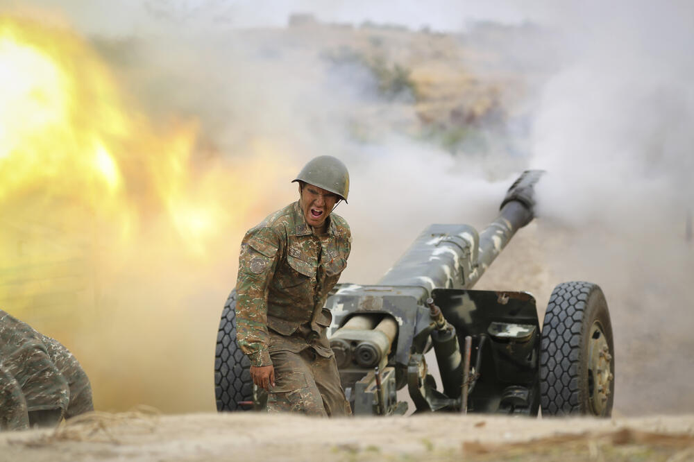 Jermenska vojska ispaljuje projektil ka azerbejdžanskim snagama, Foto: AP Photo