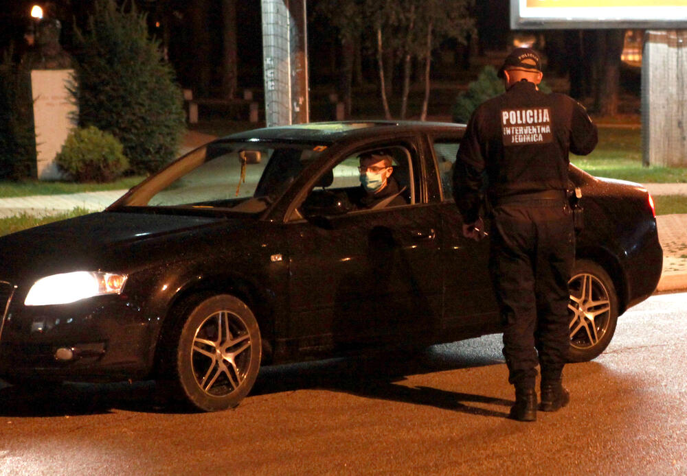 <p>Zbog pogoršane epidemiološke situacije, od 28. septembra do 12. oktobra u Nikšiću, Beranama i Andrijevici uvedena je zabrana izlaska od 22 sata do pet ujutro, a zabranjen je i rad ugostiteljskih objekata i kućne posjete. Pogledajte fotografije koje je u Nikšiću tokom policijskog sata zabilježio foto-reporter "Vijesti" Luka Zeković.</p>