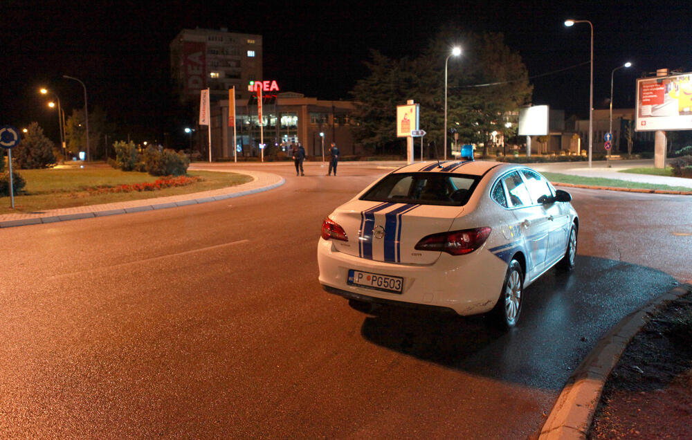 <p>Zbog pogoršane epidemiološke situacije, od 28. septembra do 12. oktobra u Nikšiću, Beranama i Andrijevici uvedena je zabrana izlaska od 22 sata do pet ujutro, a zabranjen je i rad ugostiteljskih objekata i kućne posjete. Pogledajte fotografije koje je u Nikšiću tokom policijskog sata zabilježio foto-reporter "Vijesti" Luka Zeković.</p>