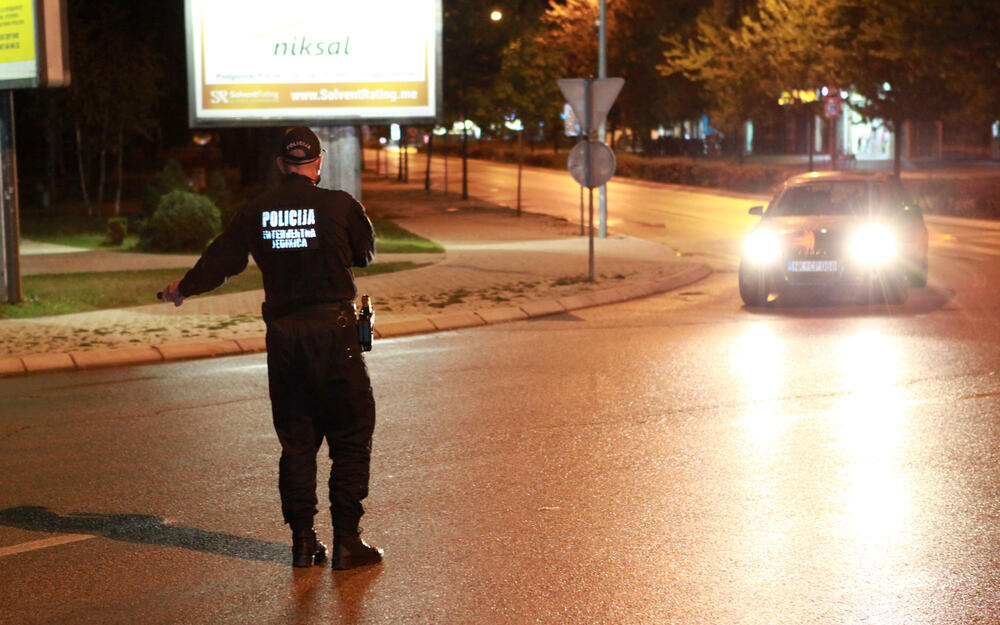 <p>Zbog pogoršane epidemiološke situacije, od 28. septembra do 12. oktobra u Nikšiću, Beranama i Andrijevici uvedena je zabrana izlaska od 22 sata do pet ujutro, a zabranjen je i rad ugostiteljskih objekata i kućne posjete. Pogledajte fotografije koje je u Nikšiću tokom policijskog sata zabilježio foto-reporter "Vijesti" Luka Zeković.</p>