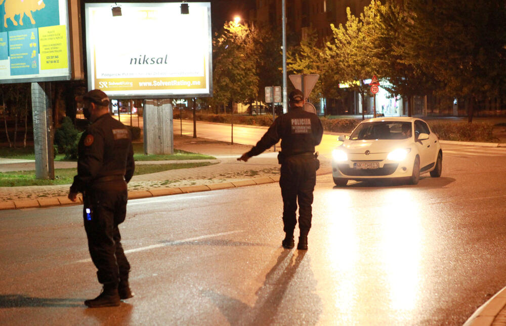 <p>Zbog pogoršane epidemiološke situacije, od 28. septembra do 12. oktobra u Nikšiću, Beranama i Andrijevici uvedena je zabrana izlaska od 22 sata do pet ujutro, a zabranjen je i rad ugostiteljskih objekata i kućne posjete. Pogledajte fotografije koje je u Nikšiću tokom policijskog sata zabilježio foto-reporter "Vijesti" Luka Zeković.</p>