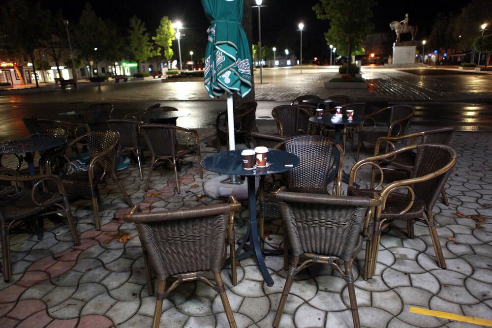 <p>Zbog pogoršane epidemiološke situacije, od 28. septembra do 12. oktobra u Nikšiću, Beranama i Andrijevici uvedena je zabrana izlaska od 22 sata do pet ujutro, a zabranjen je i rad ugostiteljskih objekata i kućne posjete. Pogledajte fotografije koje je u Nikšiću tokom policijskog sata zabilježio foto-reporter "Vijesti" Luka Zeković.</p>