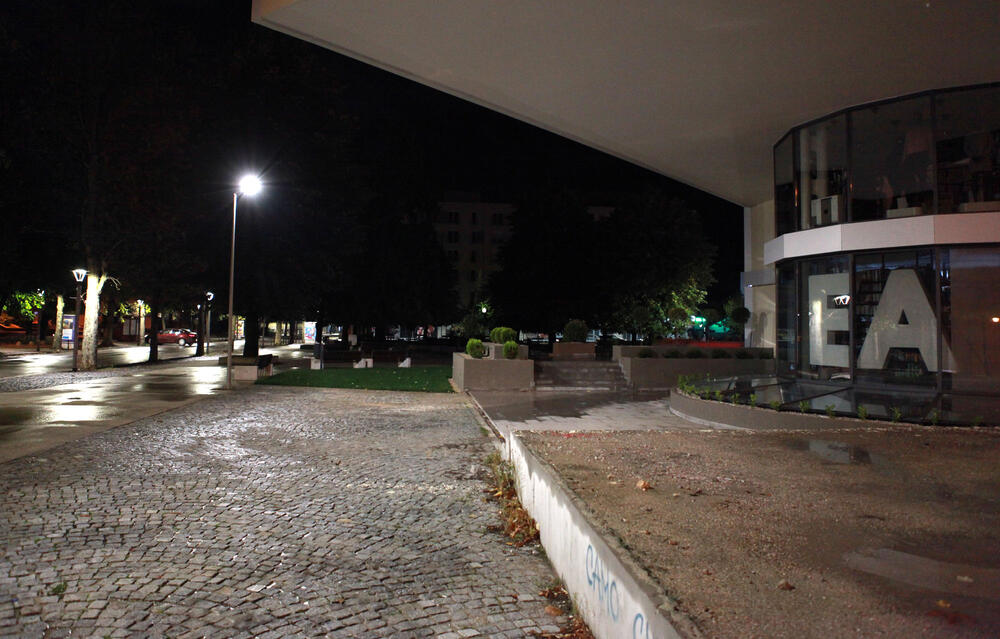 <p>Zbog pogoršane epidemiološke situacije, od 28. septembra do 12. oktobra u Nikšiću, Beranama i Andrijevici uvedena je zabrana izlaska od 22 sata do pet ujutro, a zabranjen je i rad ugostiteljskih objekata i kućne posjete. Pogledajte fotografije koje je u Nikšiću tokom policijskog sata zabilježio foto-reporter "Vijesti" Luka Zeković.</p>