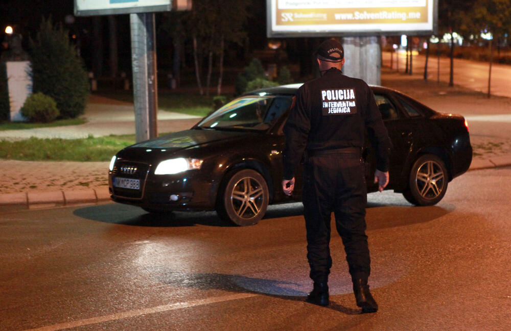 <p>Zbog pogoršane epidemiološke situacije, od 28. septembra do 12. oktobra u Nikšiću, Beranama i Andrijevici uvedena je zabrana izlaska od 22 sata do pet ujutro, a zabranjen je i rad ugostiteljskih objekata i kućne posjete. Pogledajte fotografije koje je u Nikšiću tokom policijskog sata zabilježio foto-reporter "Vijesti" Luka Zeković.</p>