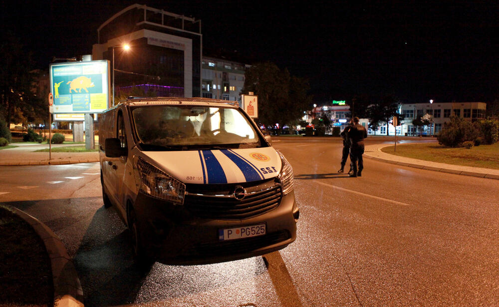 <p>Zbog pogoršane epidemiološke situacije, od 28. septembra do 12. oktobra u Nikšiću, Beranama i Andrijevici uvedena je zabrana izlaska od 22 sata do pet ujutro, a zabranjen je i rad ugostiteljskih objekata i kućne posjete. Pogledajte fotografije koje je u Nikšiću tokom policijskog sata zabilježio foto-reporter "Vijesti" Luka Zeković.</p>