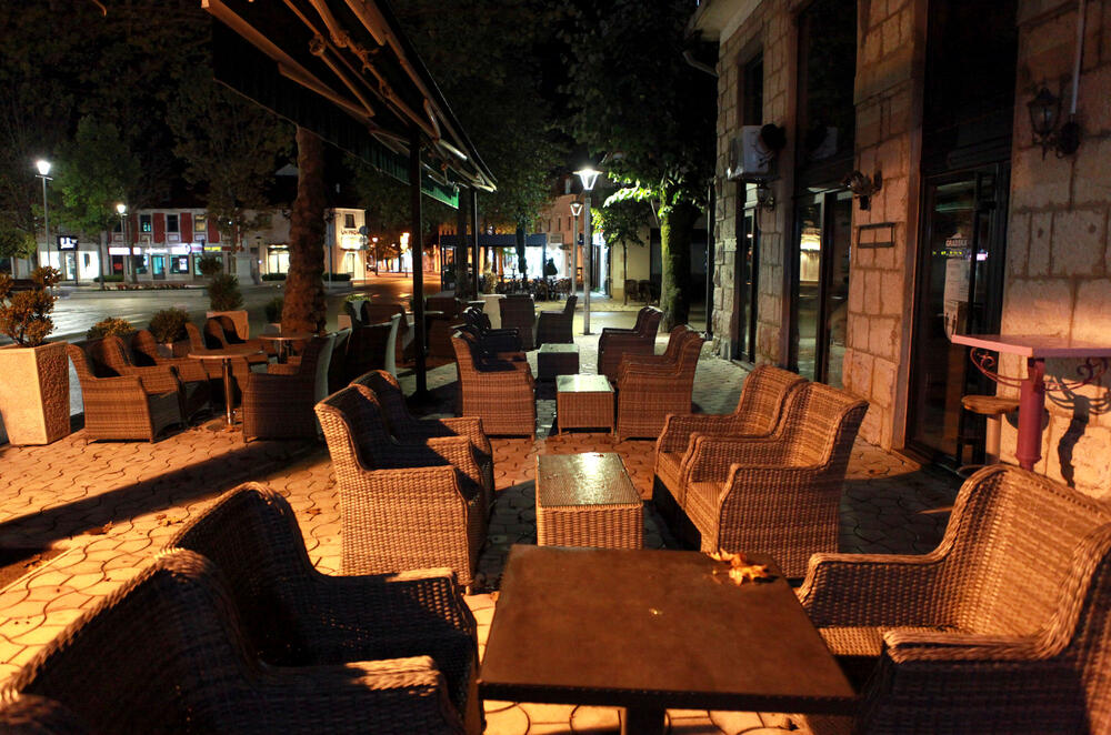 <p>Zbog pogoršane epidemiološke situacije, od 28. septembra do 12. oktobra u Nikšiću, Beranama i Andrijevici uvedena je zabrana izlaska od 22 sata do pet ujutro, a zabranjen je i rad ugostiteljskih objekata i kućne posjete. Pogledajte fotografije koje je u Nikšiću tokom policijskog sata zabilježio foto-reporter "Vijesti" Luka Zeković.</p>