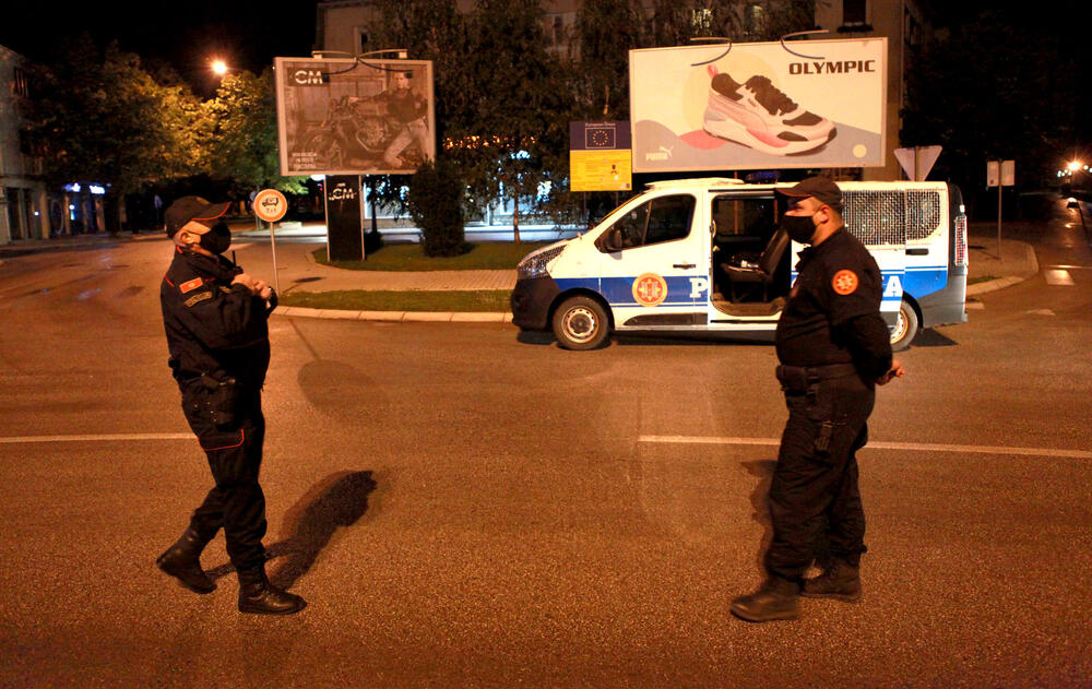 <p>Zbog pogoršane epidemiološke situacije, od 28. septembra do 12. oktobra u Nikšiću, Beranama i Andrijevici uvedena je zabrana izlaska od 22 sata do pet ujutro, a zabranjen je i rad ugostiteljskih objekata i kućne posjete. Pogledajte fotografije koje je u Nikšiću tokom policijskog sata zabilježio foto-reporter "Vijesti" Luka Zeković.</p>