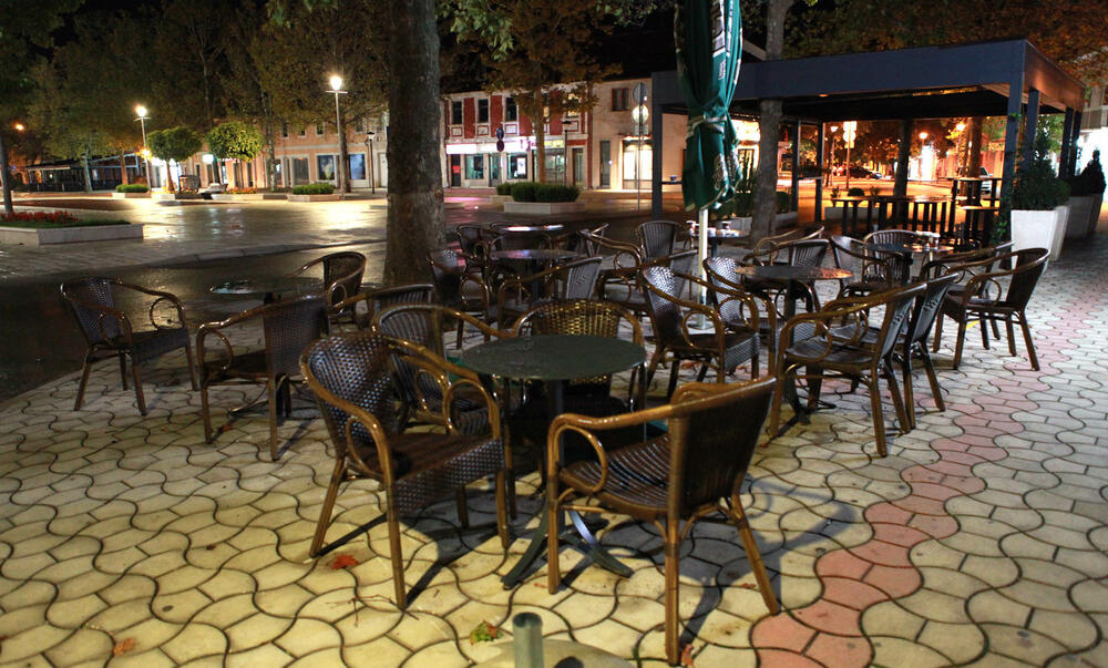 <p>Zbog pogoršane epidemiološke situacije, od 28. septembra do 12. oktobra u Nikšiću, Beranama i Andrijevici uvedena je zabrana izlaska od 22 sata do pet ujutro, a zabranjen je i rad ugostiteljskih objekata i kućne posjete. Pogledajte fotografije koje je u Nikšiću tokom policijskog sata zabilježio foto-reporter "Vijesti" Luka Zeković.</p>