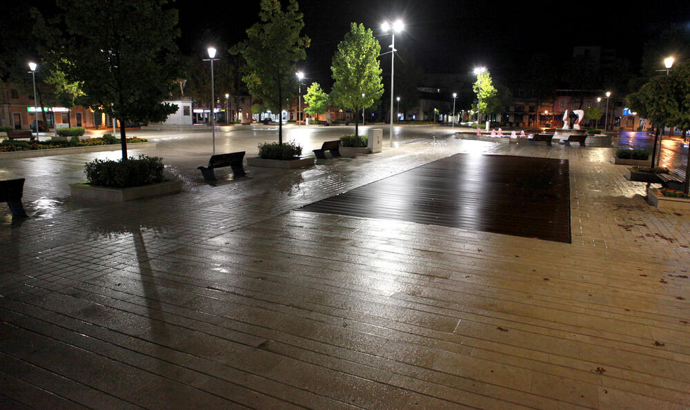 <p>Zbog pogoršane epidemiološke situacije, od 28. septembra do 12. oktobra u Nikšiću, Beranama i Andrijevici uvedena je zabrana izlaska od 22 sata do pet ujutro, a zabranjen je i rad ugostiteljskih objekata i kućne posjete. Pogledajte fotografije koje je u Nikšiću tokom policijskog sata zabilježio foto-reporter "Vijesti" Luka Zeković.</p>