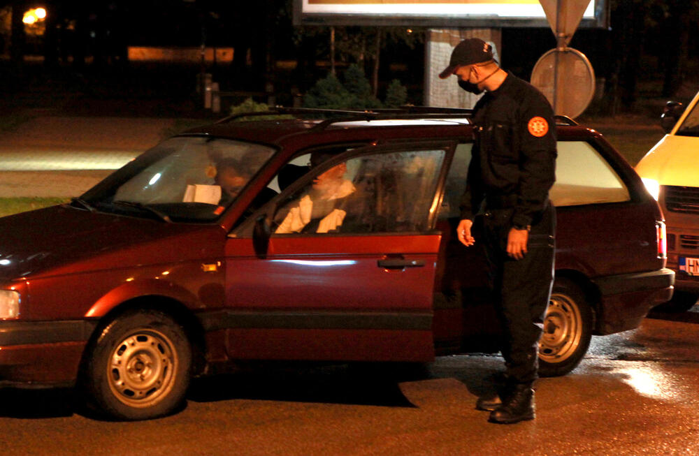 <p>Zbog pogoršane epidemiološke situacije, od 28. septembra do 12. oktobra u Nikšiću, Beranama i Andrijevici uvedena je zabrana izlaska od 22 sata do pet ujutro, a zabranjen je i rad ugostiteljskih objekata i kućne posjete. Pogledajte fotografije koje je u Nikšiću tokom policijskog sata zabilježio foto-reporter "Vijesti" Luka Zeković.</p>