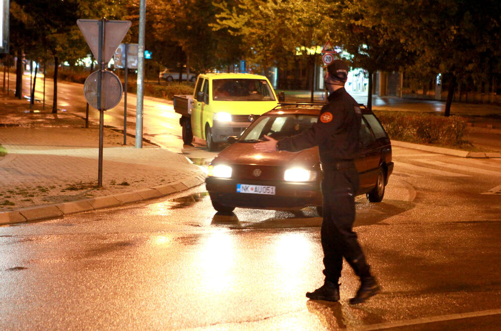 <p>Zbog pogoršane epidemiološke situacije, od 28. septembra do 12. oktobra u Nikšiću, Beranama i Andrijevici uvedena je zabrana izlaska od 22 sata do pet ujutro, a zabranjen je i rad ugostiteljskih objekata i kućne posjete. Pogledajte fotografije koje je u Nikšiću tokom policijskog sata zabilježio foto-reporter "Vijesti" Luka Zeković.</p>