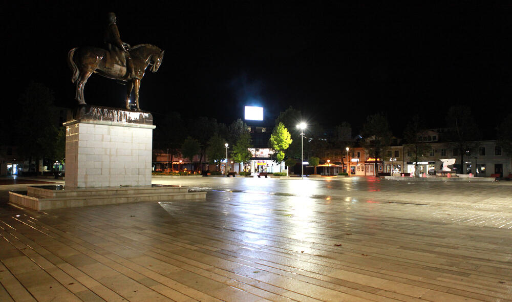 <p>Zbog pogoršane epidemiološke situacije, od 28. septembra do 12. oktobra u Nikšiću, Beranama i Andrijevici uvedena je zabrana izlaska od 22 sata do pet ujutro, a zabranjen je i rad ugostiteljskih objekata i kućne posjete. Pogledajte fotografije koje je u Nikšiću tokom policijskog sata zabilježio foto-reporter "Vijesti" Luka Zeković.</p>