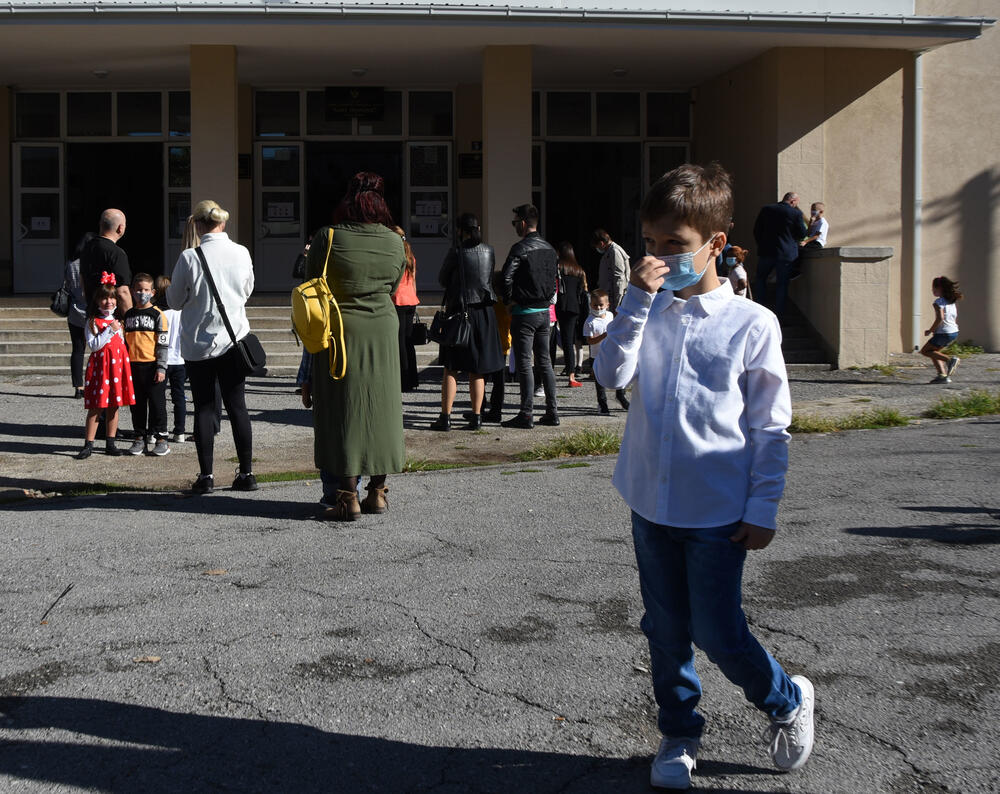 <p>U podgoričkoj Osnovnoj školi "Savo Pejanović" jutros je upriličen svečani doček za učenike prvog razreda. Školska godina u Crnoj Gori počinje u četvrtak, 1. oktobra, đaci od 1. do 6. razreda osnovne i 1. razreda srednje škole pohađaće nastavu u školi, sa skraćenim časovima, dok će ostali nastavu pratiti onlajn.</p>