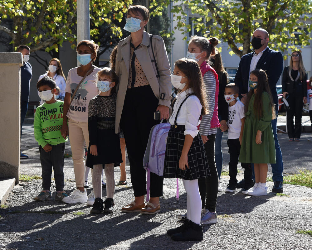 <p>U podgoričkoj Osnovnoj školi "Savo Pejanović" jutros je upriličen svečani doček za učenike prvog razreda. Školska godina u Crnoj Gori počinje u četvrtak, 1. oktobra, đaci od 1. do 6. razreda osnovne i 1. razreda srednje škole pohađaće nastavu u školi, sa skraćenim časovima, dok će ostali nastavu pratiti onlajn.</p>