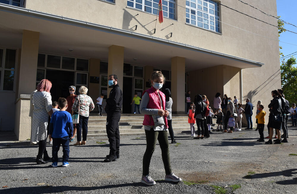 <p>U podgoričkoj Osnovnoj školi "Savo Pejanović" jutros je upriličen svečani doček za učenike prvog razreda. Školska godina u Crnoj Gori počinje u četvrtak, 1. oktobra, đaci od 1. do 6. razreda osnovne i 1. razreda srednje škole pohađaće nastavu u školi, sa skraćenim časovima, dok će ostali nastavu pratiti onlajn.</p>