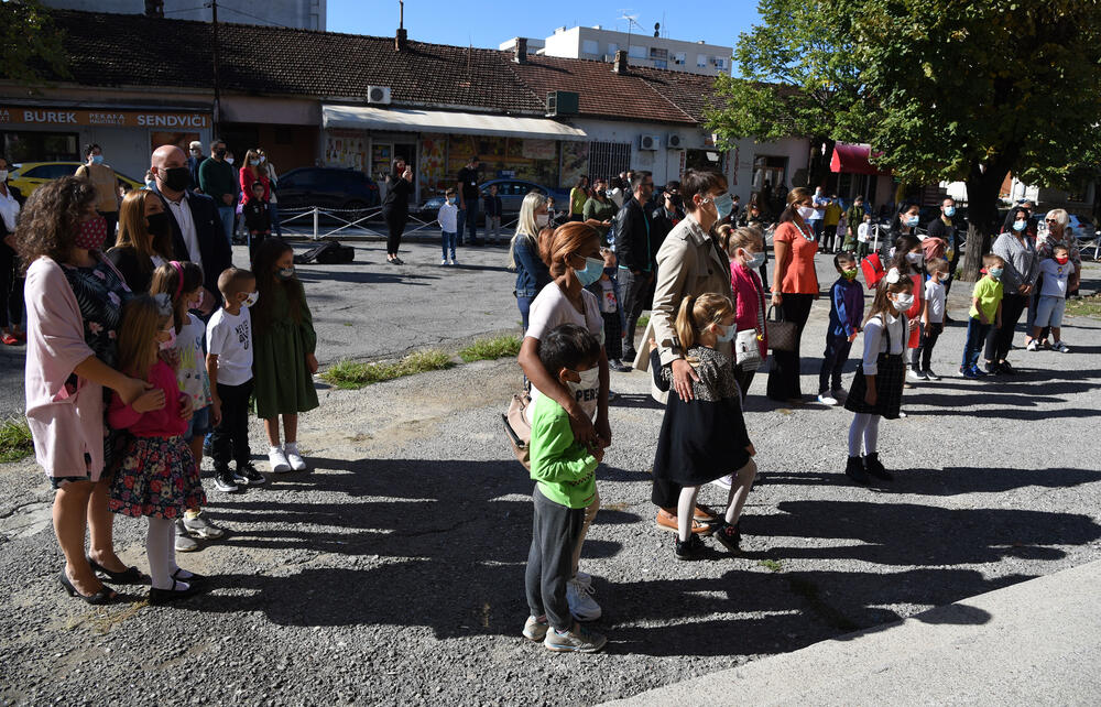 <p>U podgoričkoj Osnovnoj školi "Savo Pejanović" jutros je upriličen svečani doček za učenike prvog razreda. Školska godina u Crnoj Gori počinje u četvrtak, 1. oktobra, đaci od 1. do 6. razreda osnovne i 1. razreda srednje škole pohađaće nastavu u školi, sa skraćenim časovima, dok će ostali nastavu pratiti onlajn.</p>