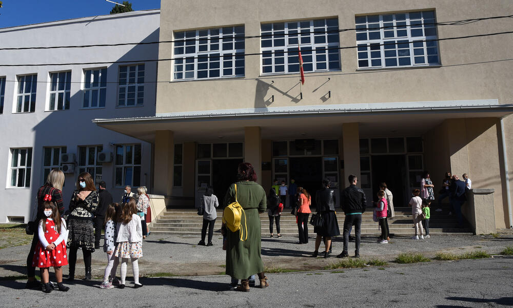 <p>U podgoričkoj Osnovnoj školi "Savo Pejanović" jutros je upriličen svečani doček za učenike prvog razreda. Školska godina u Crnoj Gori počinje u četvrtak, 1. oktobra, đaci od 1. do 6. razreda osnovne i 1. razreda srednje škole pohađaće nastavu u školi, sa skraćenim časovima, dok će ostali nastavu pratiti onlajn.</p>