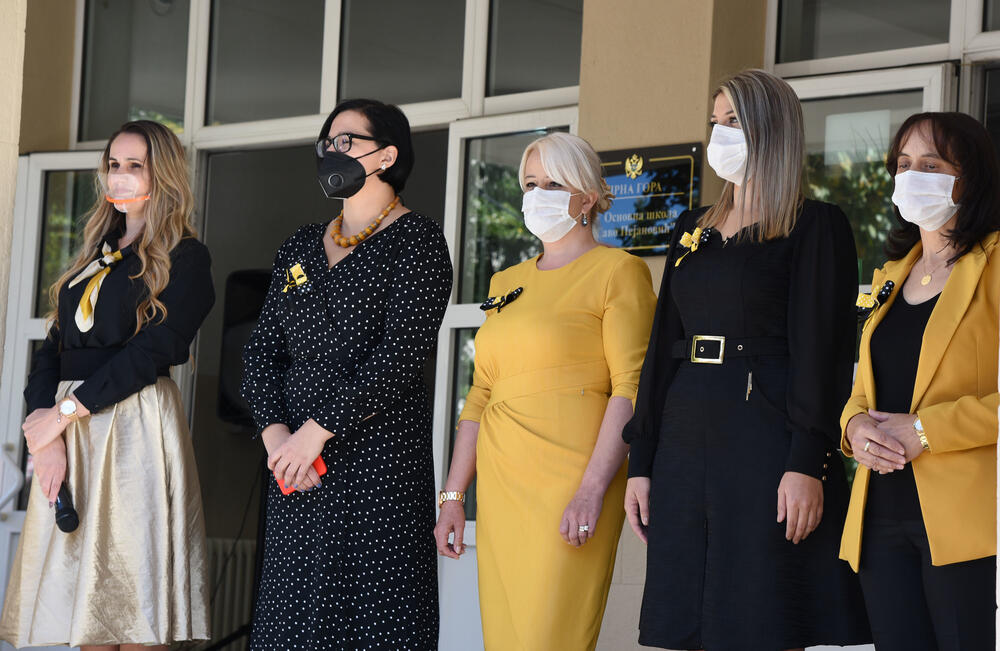 <p>U podgoričkoj Osnovnoj školi "Savo Pejanović" jutros je upriličen svečani doček za učenike prvog razreda. Školska godina u Crnoj Gori počinje u četvrtak, 1. oktobra, đaci od 1. do 6. razreda osnovne i 1. razreda srednje škole pohađaće nastavu u školi, sa skraćenim časovima, dok će ostali nastavu pratiti onlajn.</p>