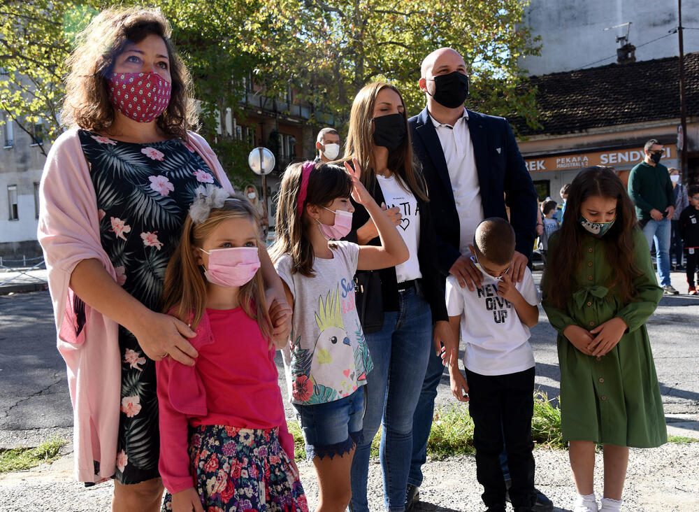 <p>U podgoričkoj Osnovnoj školi "Savo Pejanović" jutros je upriličen svečani doček za učenike prvog razreda. Školska godina u Crnoj Gori počinje u četvrtak, 1. oktobra, đaci od 1. do 6. razreda osnovne i 1. razreda srednje škole pohađaće nastavu u školi, sa skraćenim časovima, dok će ostali nastavu pratiti onlajn.</p>