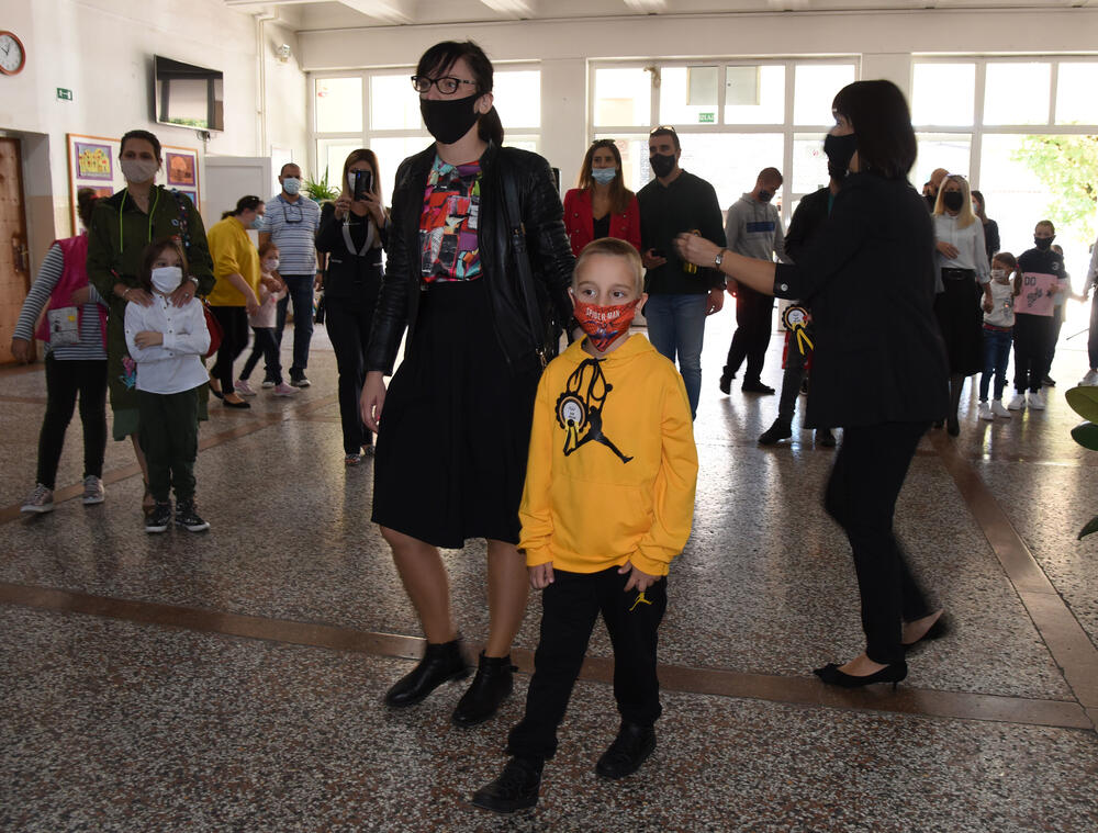 <p>U podgoričkoj Osnovnoj školi "Savo Pejanović" jutros je upriličen svečani doček za učenike prvog razreda. Školska godina u Crnoj Gori počinje u četvrtak, 1. oktobra, đaci od 1. do 6. razreda osnovne i 1. razreda srednje škole pohađaće nastavu u školi, sa skraćenim časovima, dok će ostali nastavu pratiti onlajn.</p>