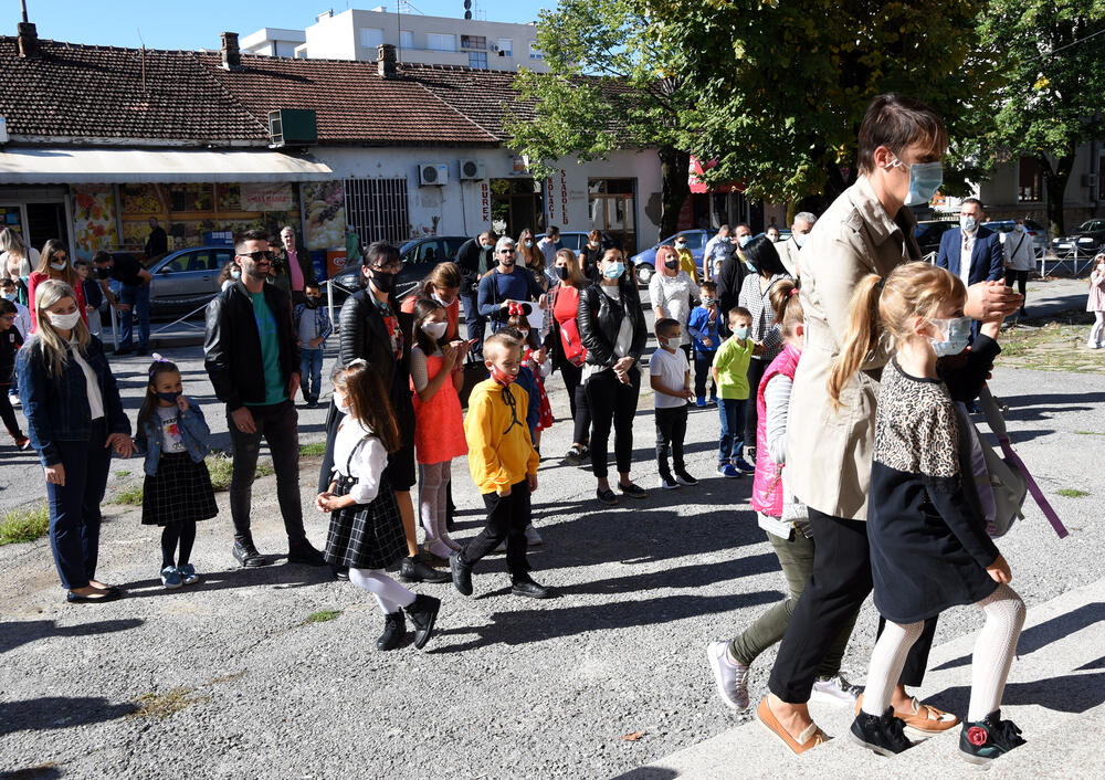 <p>U podgoričkoj Osnovnoj školi "Savo Pejanović" jutros je upriličen svečani doček za učenike prvog razreda. Školska godina u Crnoj Gori počinje u četvrtak, 1. oktobra, đaci od 1. do 6. razreda osnovne i 1. razreda srednje škole pohađaće nastavu u školi, sa skraćenim časovima, dok će ostali nastavu pratiti onlajn.</p>