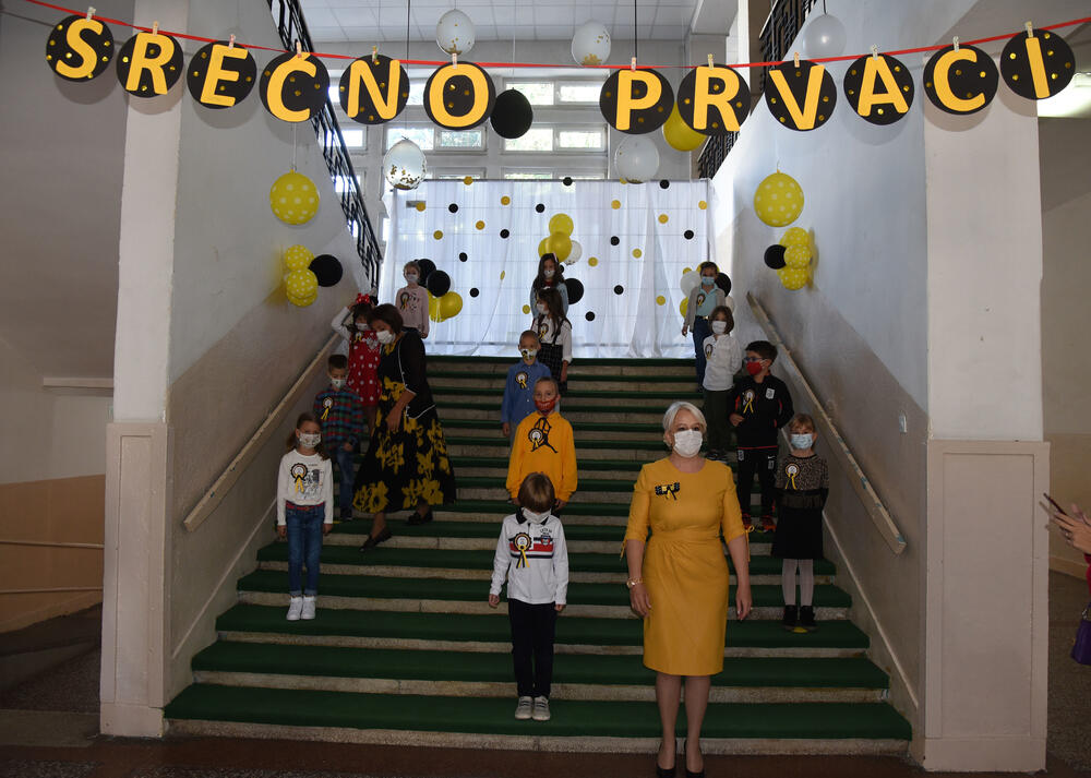 <p>U podgoričkoj Osnovnoj školi "Savo Pejanović" jutros je upriličen svečani doček za učenike prvog razreda. Školska godina u Crnoj Gori počinje u četvrtak, 1. oktobra, đaci od 1. do 6. razreda osnovne i 1. razreda srednje škole pohađaće nastavu u školi, sa skraćenim časovima, dok će ostali nastavu pratiti onlajn.</p>