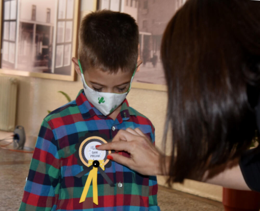 <p>U podgoričkoj Osnovnoj školi "Savo Pejanović" jutros je upriličen svečani doček za učenike prvog razreda. Školska godina u Crnoj Gori počinje u četvrtak, 1. oktobra, đaci od 1. do 6. razreda osnovne i 1. razreda srednje škole pohađaće nastavu u školi, sa skraćenim časovima, dok će ostali nastavu pratiti onlajn.</p>