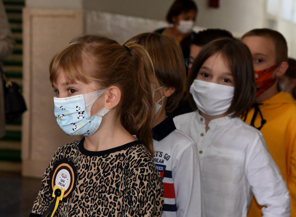 <p>U podgoričkoj Osnovnoj školi "Savo Pejanović" jutros je upriličen svečani doček za učenike prvog razreda. Školska godina u Crnoj Gori počinje u četvrtak, 1. oktobra, đaci od 1. do 6. razreda osnovne i 1. razreda srednje škole pohađaće nastavu u školi, sa skraćenim časovima, dok će ostali nastavu pratiti onlajn.</p>