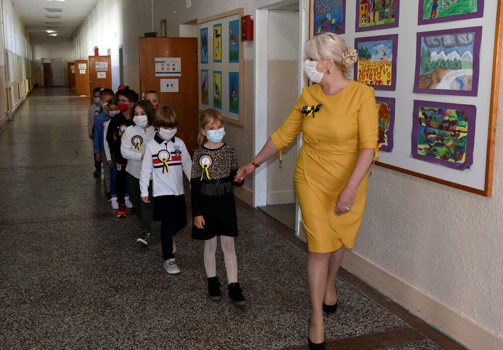 <p>U podgoričkoj Osnovnoj školi "Savo Pejanović" jutros je upriličen svečani doček za učenike prvog razreda. Školska godina u Crnoj Gori počinje u četvrtak, 1. oktobra, đaci od 1. do 6. razreda osnovne i 1. razreda srednje škole pohađaće nastavu u školi, sa skraćenim časovima, dok će ostali nastavu pratiti onlajn.</p>