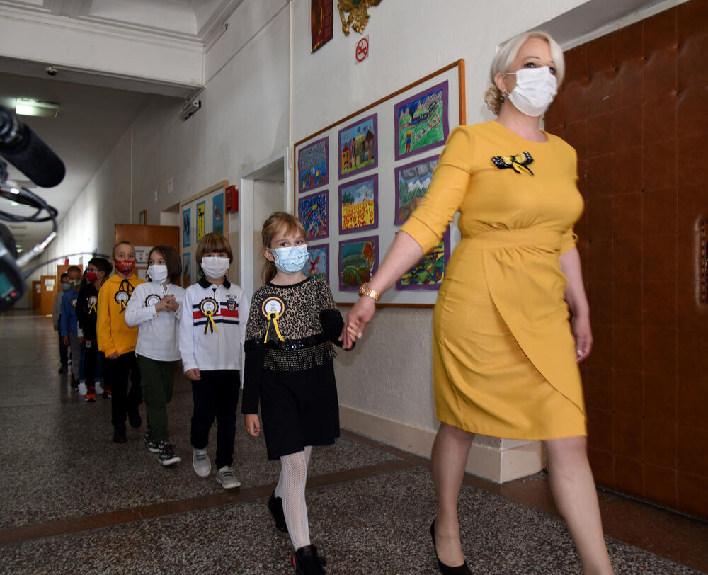 <p>U podgoričkoj Osnovnoj školi "Savo Pejanović" jutros je upriličen svečani doček za učenike prvog razreda. Školska godina u Crnoj Gori počinje u četvrtak, 1. oktobra, đaci od 1. do 6. razreda osnovne i 1. razreda srednje škole pohađaće nastavu u školi, sa skraćenim časovima, dok će ostali nastavu pratiti onlajn.</p>