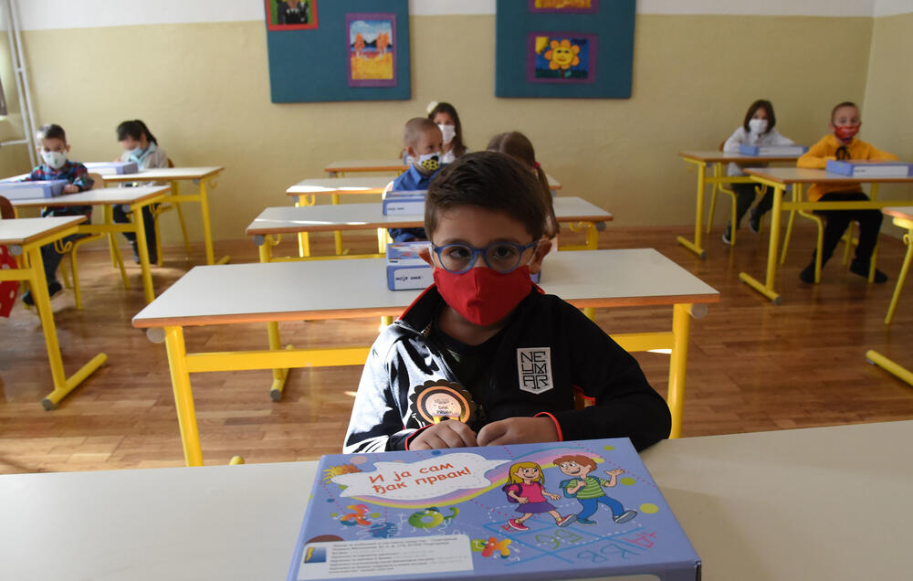 <p>U podgoričkoj Osnovnoj školi "Savo Pejanović" jutros je upriličen svečani doček za učenike prvog razreda. Školska godina u Crnoj Gori počinje u četvrtak, 1. oktobra, đaci od 1. do 6. razreda osnovne i 1. razreda srednje škole pohađaće nastavu u školi, sa skraćenim časovima, dok će ostali nastavu pratiti onlajn.</p>