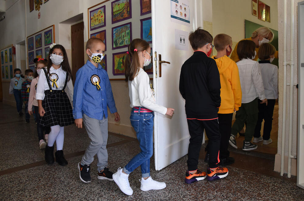 <p>U podgoričkoj Osnovnoj školi "Savo Pejanović" jutros je upriličen svečani doček za učenike prvog razreda. Školska godina u Crnoj Gori počinje u četvrtak, 1. oktobra, đaci od 1. do 6. razreda osnovne i 1. razreda srednje škole pohađaće nastavu u školi, sa skraćenim časovima, dok će ostali nastavu pratiti onlajn.</p>