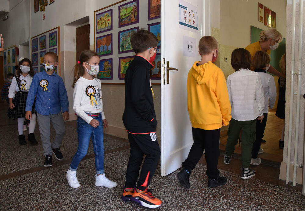 <p>U podgoričkoj Osnovnoj školi "Savo Pejanović" jutros je upriličen svečani doček za učenike prvog razreda. Školska godina u Crnoj Gori počinje u četvrtak, 1. oktobra, đaci od 1. do 6. razreda osnovne i 1. razreda srednje škole pohađaće nastavu u školi, sa skraćenim časovima, dok će ostali nastavu pratiti onlajn.</p>