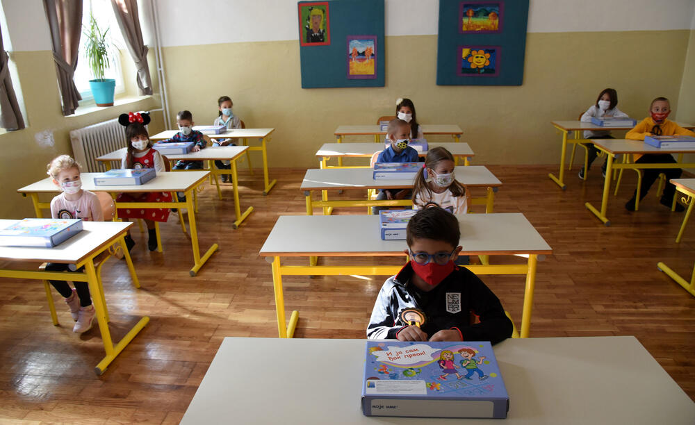 <p>U podgoričkoj Osnovnoj školi "Savo Pejanović" jutros je upriličen svečani doček za učenike prvog razreda. Školska godina u Crnoj Gori počinje u četvrtak, 1. oktobra, đaci od 1. do 6. razreda osnovne i 1. razreda srednje škole pohađaće nastavu u školi, sa skraćenim časovima, dok će ostali nastavu pratiti onlajn.</p>