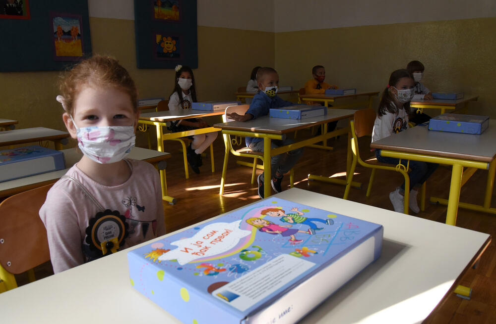 <p>U podgoričkoj Osnovnoj školi "Savo Pejanović" jutros je upriličen svečani doček za učenike prvog razreda. Školska godina u Crnoj Gori počinje u četvrtak, 1. oktobra, đaci od 1. do 6. razreda osnovne i 1. razreda srednje škole pohađaće nastavu u školi, sa skraćenim časovima, dok će ostali nastavu pratiti onlajn.</p>