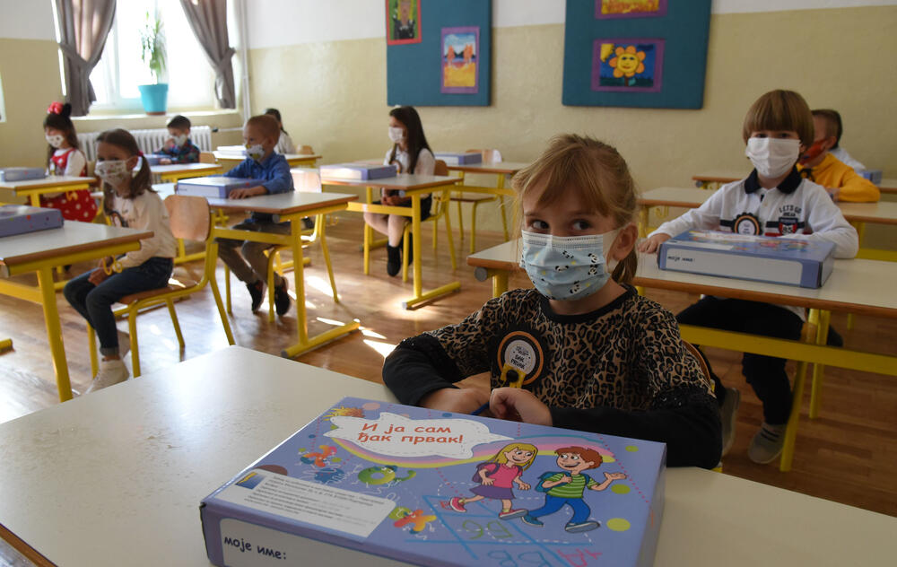 <p>U podgoričkoj Osnovnoj školi "Savo Pejanović" jutros je upriličen svečani doček za učenike prvog razreda. Školska godina u Crnoj Gori počinje u četvrtak, 1. oktobra, đaci od 1. do 6. razreda osnovne i 1. razreda srednje škole pohađaće nastavu u školi, sa skraćenim časovima, dok će ostali nastavu pratiti onlajn.</p>