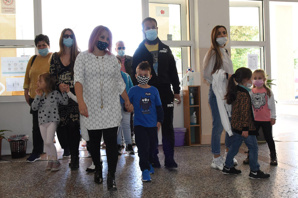 <p>U podgoričkoj Osnovnoj školi "Savo Pejanović" jutros je upriličen svečani doček za učenike prvog razreda. Školska godina u Crnoj Gori počinje u četvrtak, 1. oktobra, đaci od 1. do 6. razreda osnovne i 1. razreda srednje škole pohađaće nastavu u školi, sa skraćenim časovima, dok će ostali nastavu pratiti onlajn.</p>