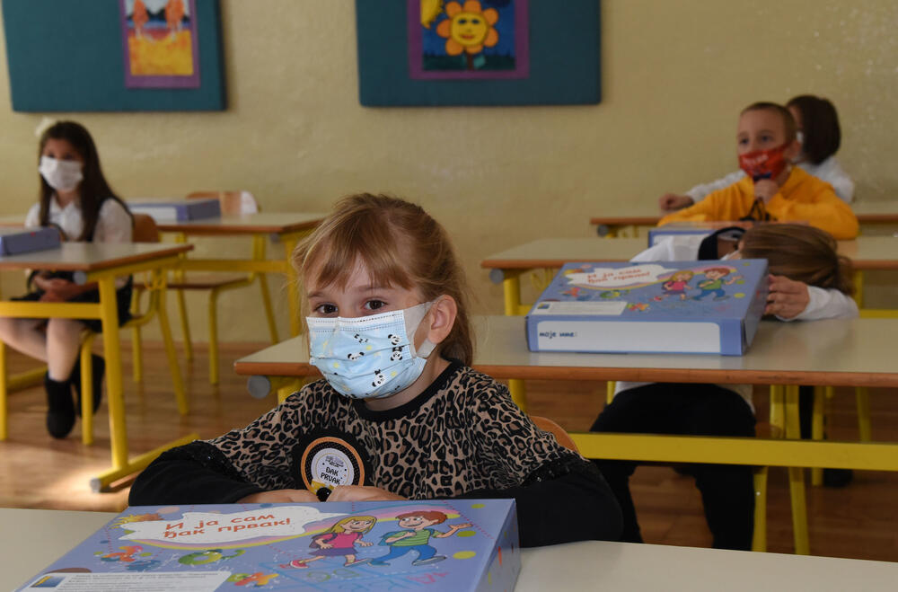 <p>U podgoričkoj Osnovnoj školi "Savo Pejanović" jutros je upriličen svečani doček za učenike prvog razreda. Školska godina u Crnoj Gori počinje u četvrtak, 1. oktobra, đaci od 1. do 6. razreda osnovne i 1. razreda srednje škole pohađaće nastavu u školi, sa skraćenim časovima, dok će ostali nastavu pratiti onlajn.</p>