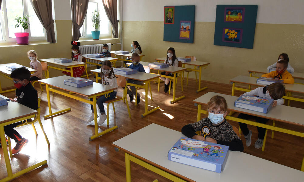 <p>U podgoričkoj Osnovnoj školi "Savo Pejanović" jutros je upriličen svečani doček za učenike prvog razreda. Školska godina u Crnoj Gori počinje u četvrtak, 1. oktobra, đaci od 1. do 6. razreda osnovne i 1. razreda srednje škole pohađaće nastavu u školi, sa skraćenim časovima, dok će ostali nastavu pratiti onlajn.</p>