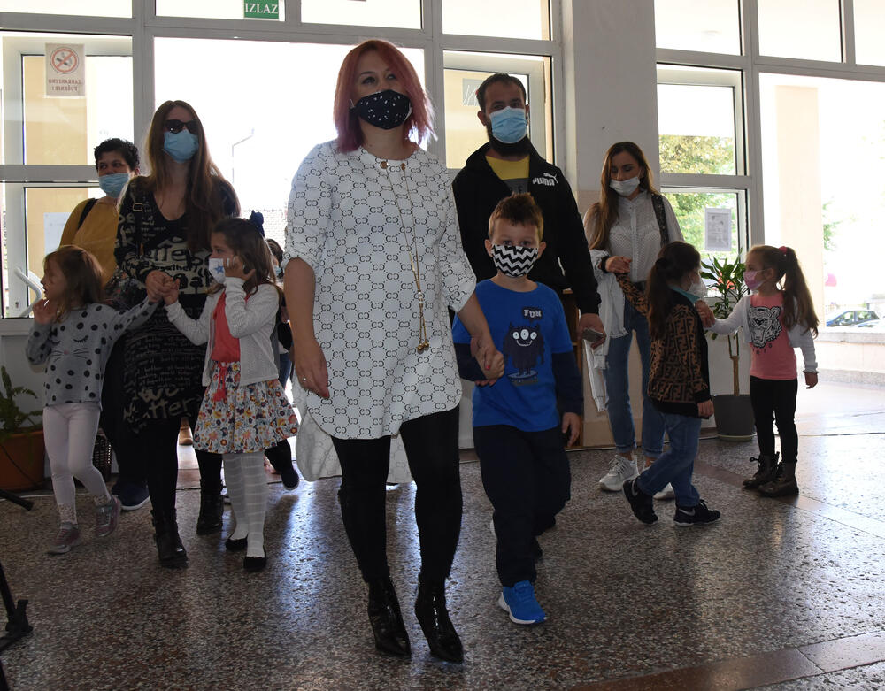 <p>U podgoričkoj Osnovnoj školi "Savo Pejanović" jutros je upriličen svečani doček za učenike prvog razreda. Školska godina u Crnoj Gori počinje u četvrtak, 1. oktobra, đaci od 1. do 6. razreda osnovne i 1. razreda srednje škole pohađaće nastavu u školi, sa skraćenim časovima, dok će ostali nastavu pratiti onlajn.</p>