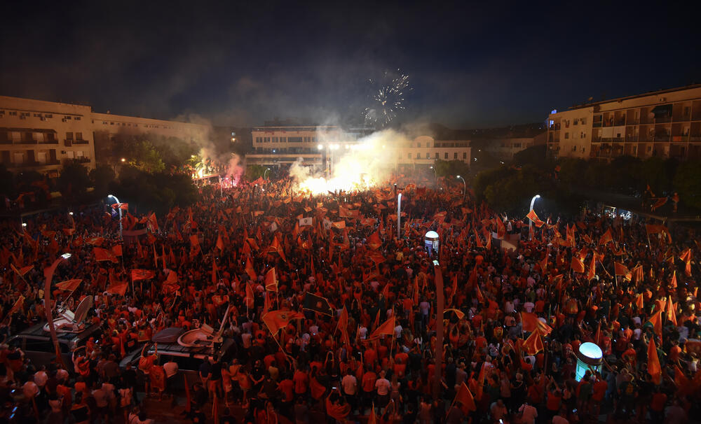 “Policija tolerisala provladin skup 6. septembra”: Sa okupljanja na Trgu nezavisnosti 