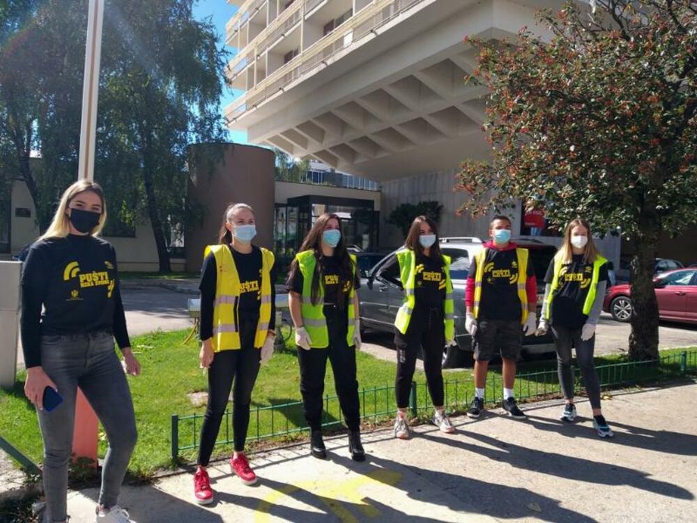 <p>“Nastavkom kampanje 'Pušti neka zvoni' želimo da upozorimo građane na opasnost koja prijeti upotrebom telefona u vožnji, kao i da doprinesemo većoj opreznosti učesnika u saobraćaju i samim tim podignemo nivo saobraćajne kulture kod svih građana Crne Gore“, kazala je koordinatorka projekta Sara Đoković</p>