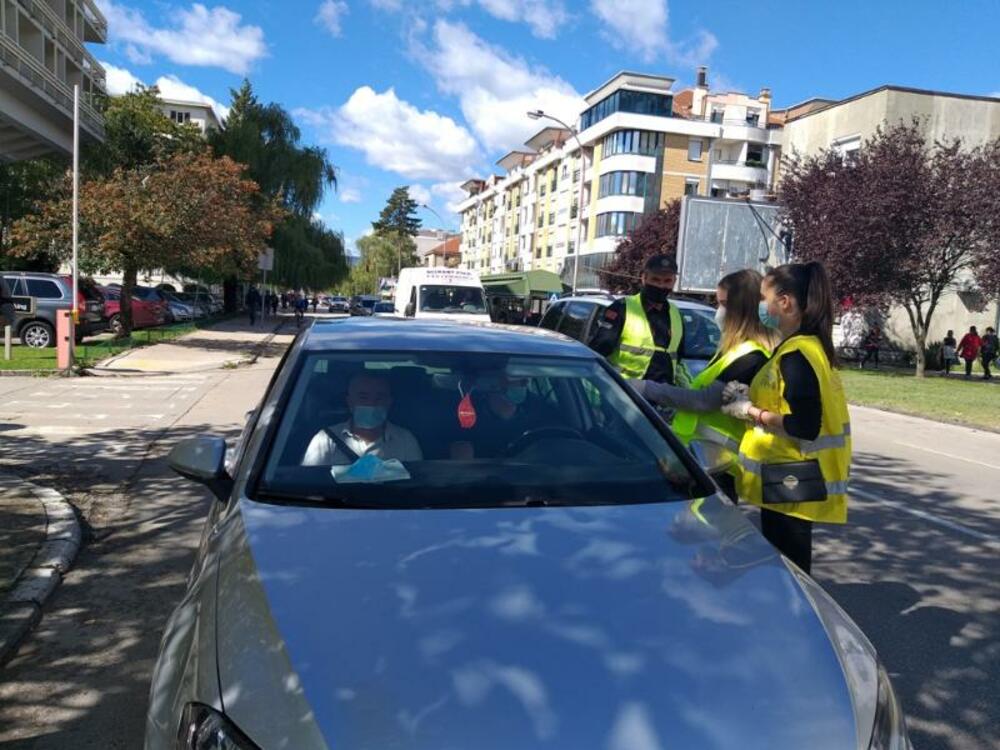 <p>“Nastavkom kampanje 'Pušti neka zvoni' želimo da upozorimo građane na opasnost koja prijeti upotrebom telefona u vožnji, kao i da doprinesemo većoj opreznosti učesnika u saobraćaju i samim tim podignemo nivo saobraćajne kulture kod svih građana Crne Gore“, kazala je koordinatorka projekta Sara Đoković</p>