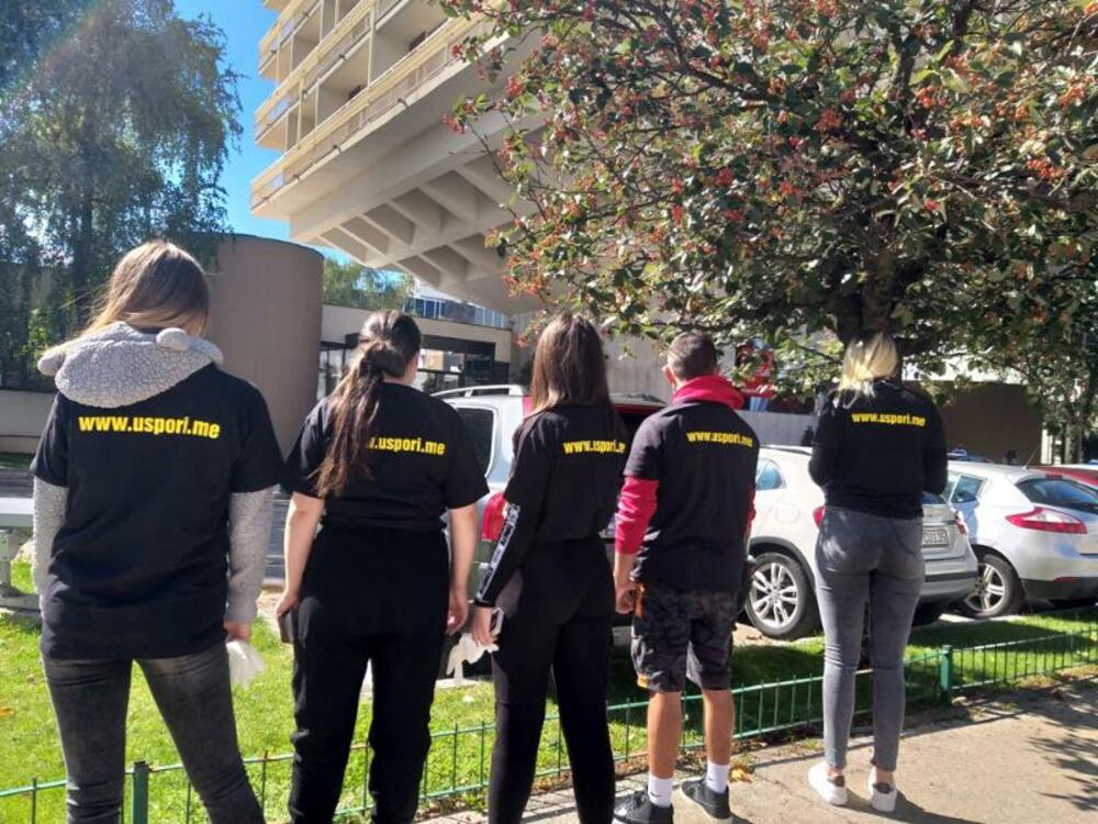 <p>“Nastavkom kampanje 'Pušti neka zvoni' želimo da upozorimo građane na opasnost koja prijeti upotrebom telefona u vožnji, kao i da doprinesemo većoj opreznosti učesnika u saobraćaju i samim tim podignemo nivo saobraćajne kulture kod svih građana Crne Gore“, kazala je koordinatorka projekta Sara Đoković</p>