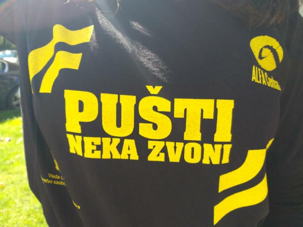 <p>“Nastavkom kampanje 'Pušti neka zvoni' želimo da upozorimo građane na opasnost koja prijeti upotrebom telefona u vožnji, kao i da doprinesemo većoj opreznosti učesnika u saobraćaju i samim tim podignemo nivo saobraćajne kulture kod svih građana Crne Gore“, kazala je koordinatorka projekta Sara Đoković</p>