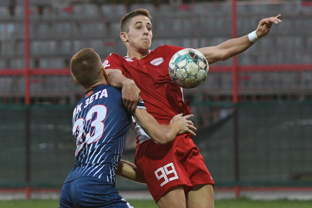 Presudio: Marko Mrvaljević u duelu sa Tuzovićem iz Zete, Foto: Savo Prelević