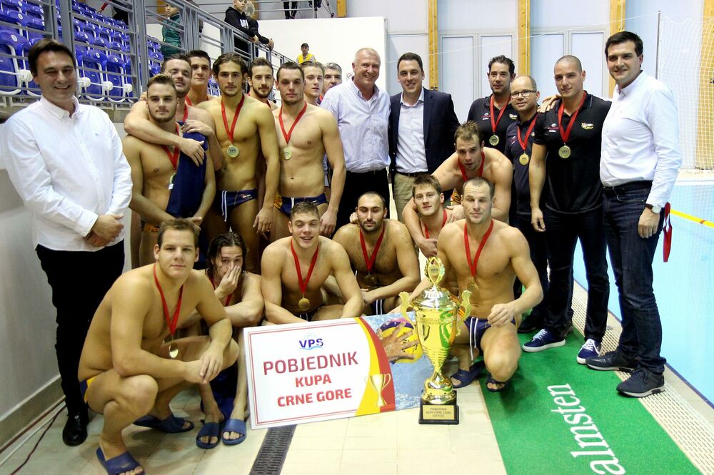Vaterpolosti Jadrana sa peharom Kupa 2019. godine, Foto: PVK Jadran Carine