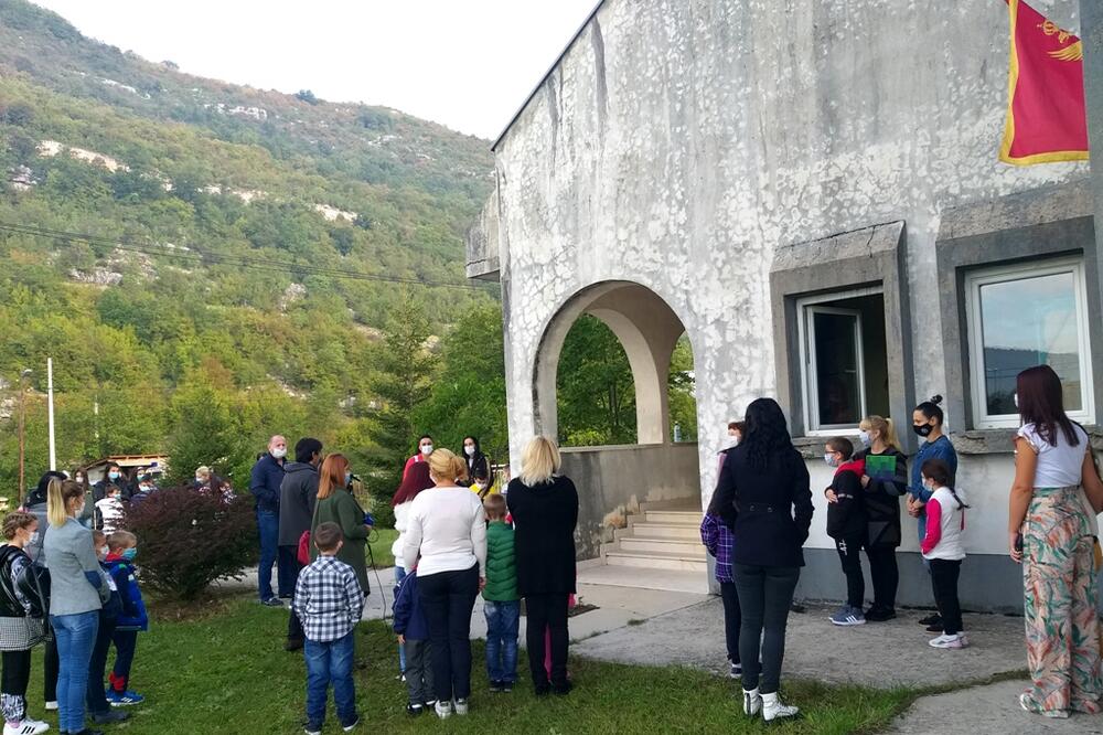 danas ispred škole u Miločanima, Foto: Svetlana Mandić