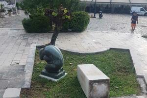 Budva: Porušena skulptura ispred Staroga grada